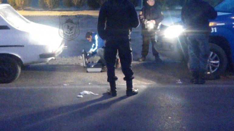 Hacían zigzag con el auto, los detuvieron y les encontraron un arma