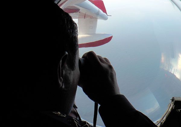 Hallan objeto extraño durante búsqueda del avión desaparecido