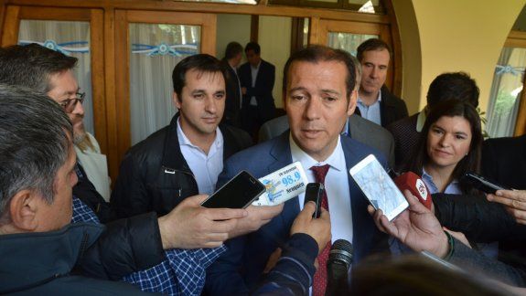 El gobernador Omar Gutiérrez. Detrás, Domínguez, quien se negó a aprobar un proyecto impositivo del Gobierno.