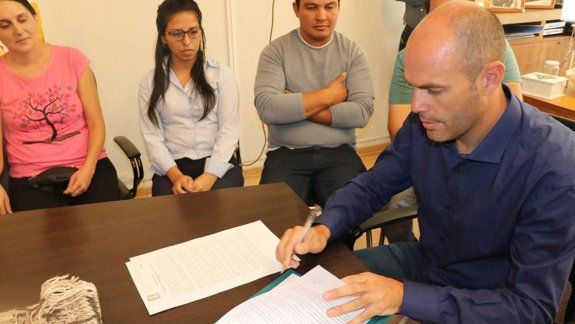 El intendente de Centenario, Esteban Cimolai, junto a vecinos.