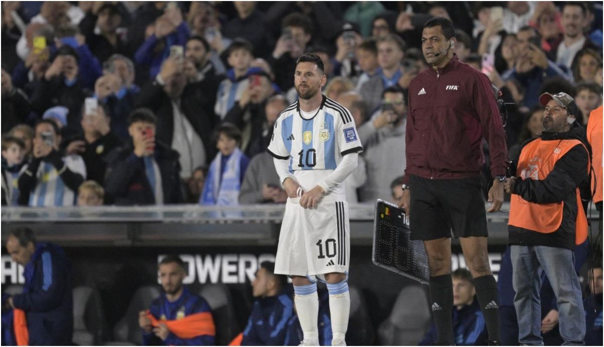 El blooper de Lionel Messi antes de entrar a jugar con Paraguay