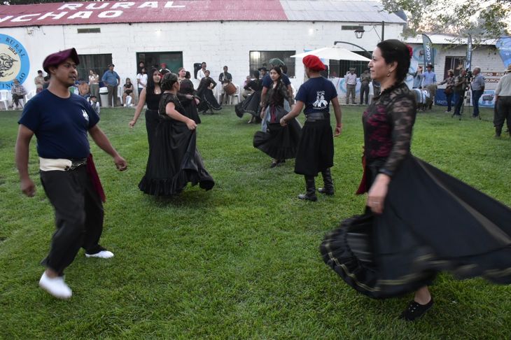 La Sociedad Rural de Bariloche combinará la jura de reproductores con un festival artístico y destrezas criollas. La Sociedad Rural de Bariloche combinará la jura de reproductores con un festival artístico y destrezas criollas.