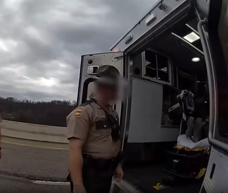 Tras ser rescatada por la policía, la mujer fue trasladada en ambulancia a un hospital de la zona. Tras ser rescatada por la policía, la mujer fue trasladada en ambulancia a un hospital de la zona.