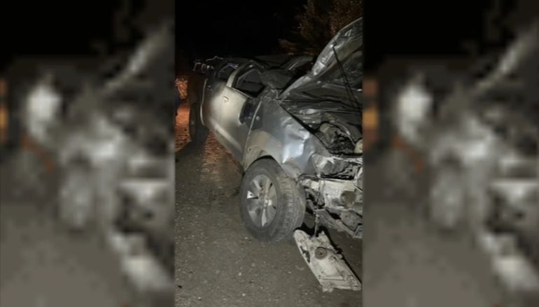 La policía enctonró la camioneta dañada, pero a nadie en su interior: los dos ocupantes, menores de edad, estaban en una finca a 100 metros del lugar, uno de ellos con graves heridas. La policía enctonró la camioneta dañada, pero a nadie en su interior: los dos ocupantes, menores de edad, estaban en una finca a 100 metros del lugar, uno de ellos con graves heridas.