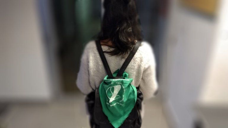Golpearon a una adolescente por llevar el pañuelo verde por el derecho al aborto legal