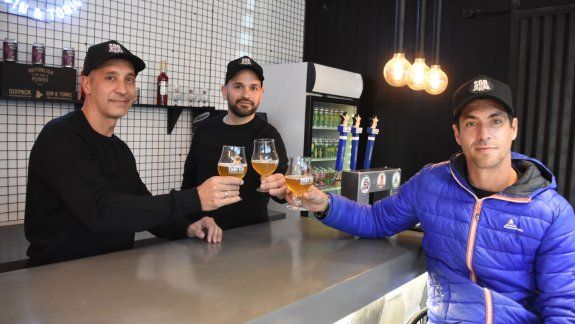 Una nueva moda en Neuquén: comprar ropa tomando un trago