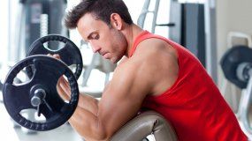 Nunca hay que comenzar un entrenamiento en ayunas: una hora antes hay que desayunar, combinando carbohidratos y proteínas.