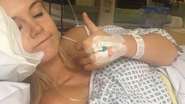 Emma Philips y su novio quisieron sacar el aparatito y no pudieron.