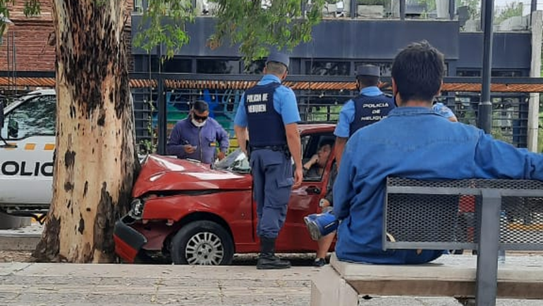 Perdió el control de su auto y chocó contra un árbol en pleno centro