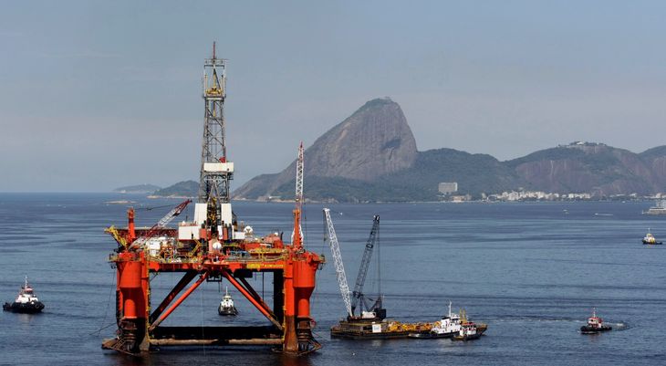 Imagen de archivo de una plataforma petrolera de Petrobras en la bahía Guanabara en Río de Janeiro, Brasil. 26 de marzo, 2010. REUTERS/Bruno Domingos/Archivo