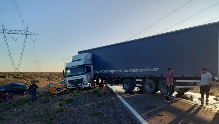 Dos taxis y un camión chocaron en la Ruta 237: hay un herido grave