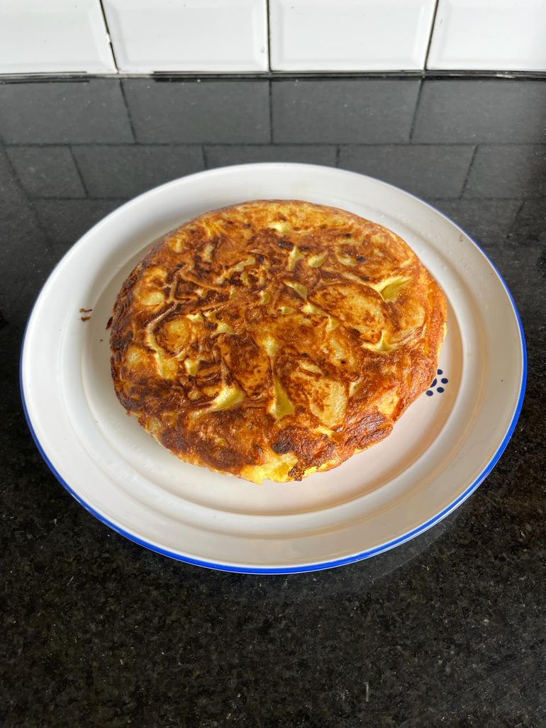 Una rica tortilla de papas, con pocos ingredientes. Una rica tortilla de papas, con pocos ingredientes.