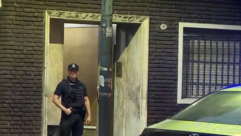 El incendio se desató en un departamento del último piso y obligó a evacuar a los vecinos del edificio El incendio se desató en un departamento del último piso y obligó a evacuar a los vecinos del edificio