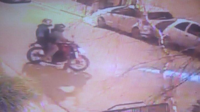 Los motochorros quedaron registrados en las cámaras de seguridad de un vecino de la calle Pehuén al 1000.