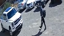 El agresor avanza hacia el dentista que estaba dentro de su camioneta en el estacionamiento de una clínica.