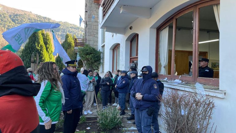 Rompieron las ventanas durante la agresión. Rompieron las ventanas durante la agresión.