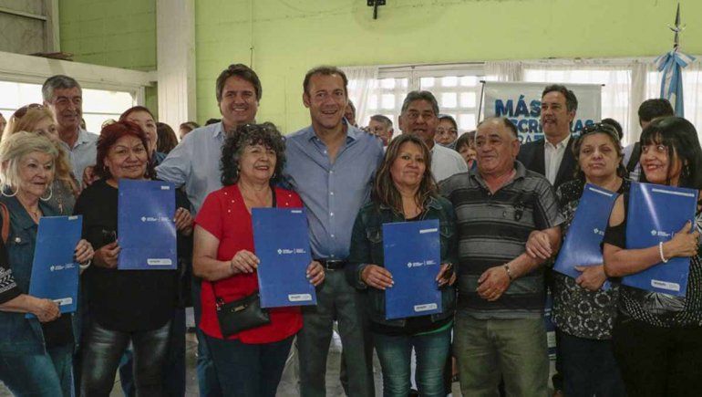 Gutiérrez entregó 150 escrituras a familias de distintos barrios de la ciudad