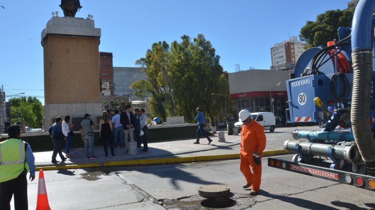 Un camión del EPAS trabajando ayer en el monumento a San Martín