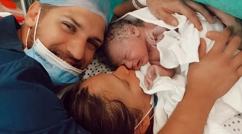 Barbie y su marido, Lucas Rodríguez, en la sala de partos fotografiados por Nazarena.