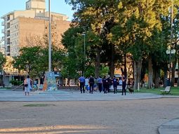 Una numerosa comisión de policías desalojaron nuevamente de la plaza a los jóvenes que se reúnen tras el cierre de los boliches. Una numerosa comisión de policías desalojaron nuevamente de la plaza a los jóvenes que se reúnen tras el cierre de los boliches.