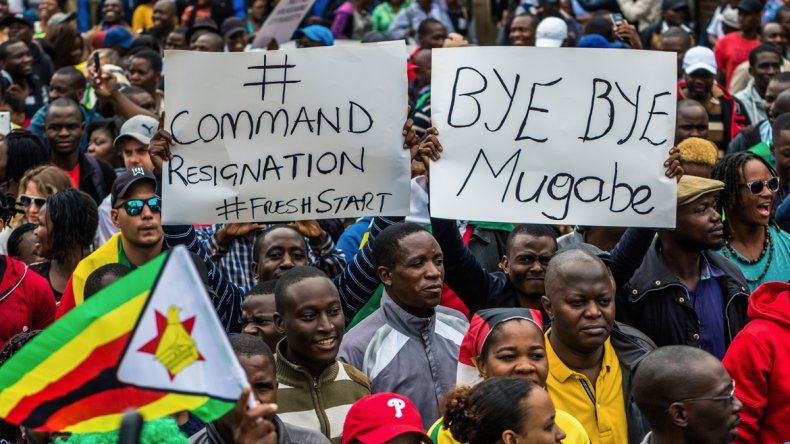La gente, con apoyo militar, pide la renuncia de Robert Mugabe.