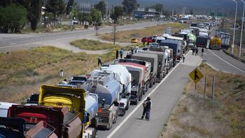 en 13 fotos, filas interminables, enojo y espera por el piquete en arroyito en 13 fotos, filas interminables, enojo y espera por el piquete en arroyito