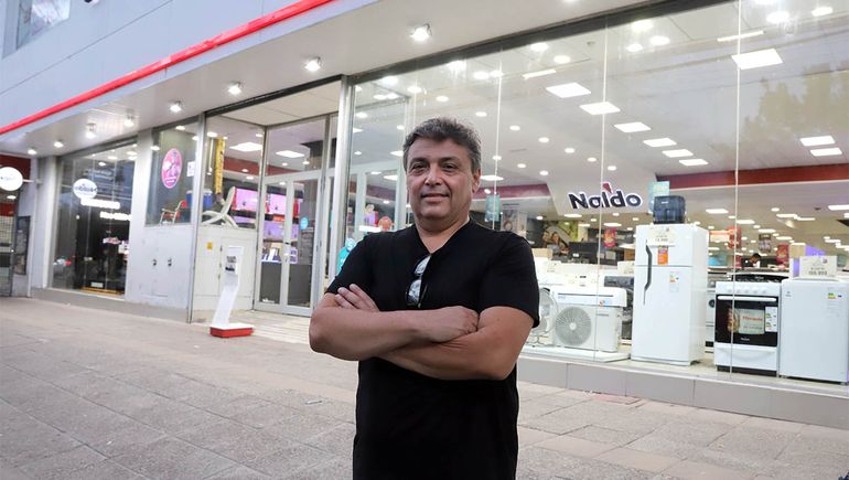 Chirola Suriani en uno de los accesos que tenía Andresito sobre la calle Planas 55. Desde corta edad el empresario vivió a pleno todas las etapas de la súper tienda y no se despegó del lado de su padre (Ricardo) y su tío (Delfín), de quienes aprendió el oficio de ser todo un comerciante.  