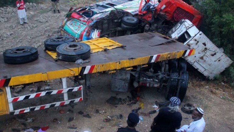 El micro estaba parado a un costado de la ruta. Le cambiaban una rueda.