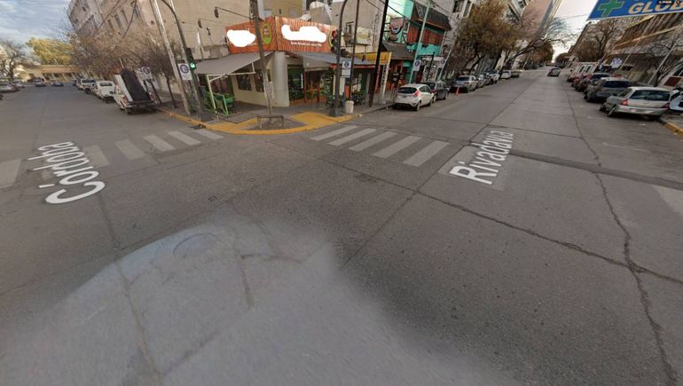 Esquina de Córdoba y Rivadavia de la ciudad de Neuquén. Donde quedó el bebé encerrado adentro del auto. Esquina de Córdoba y Rivadavia de la ciudad de Neuquén. Donde quedó el bebé encerrado adentro del auto.
