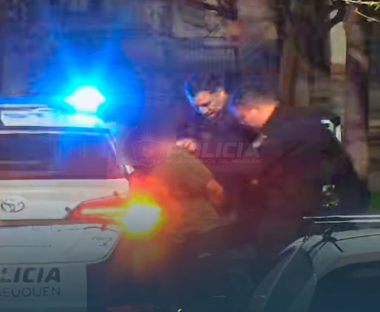 El hombre ingresó al sector de carnicería y sustrajo varios elementos. El hombre ingresó al sector de carnicería y sustrajo varios elementos.