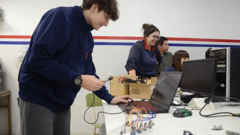 Roberto, el increíble robot que inventaron alumnos neuquinos
