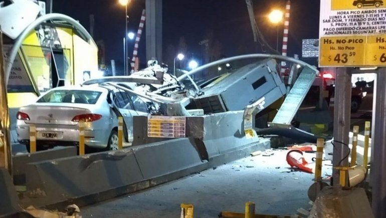 Tremendo choque contra una cabina de peaje: un muerto
