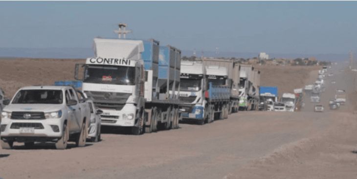 Miles de camiones recorren la Ruta de la Arena entre Ibicuy y Añelo cada día.