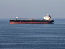 FOTO DE ARCHIVO: Buques petroleros pasan por el Estrecho de Ormuz. REUTERS/Hamad I Mohammed