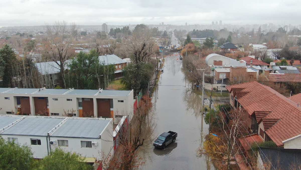 La obra del arroyo Durán: con agua en las calles y no en las canillas