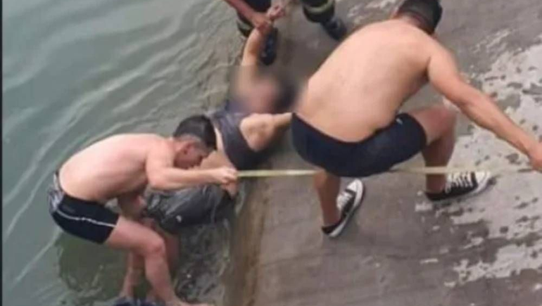 Los vecinos intentaron reanimarlo tras el rescate.&nbsp;