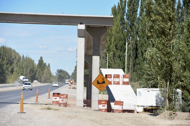Colocaron un puente peatonal frente a la Escuela 204. Pero el 90% de los chicos llega al colegio en auto.
