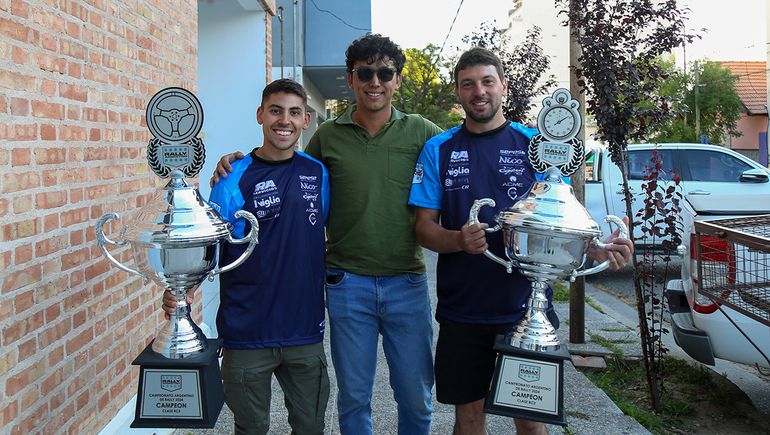 González y Bordignon estuvieron en Auto Uno con los trofeos. Foto: Omar Novoa