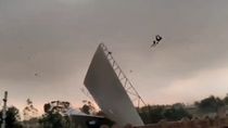 Un hombre voló por el aire aferrado a una chapa durante una tormenta que causó más de 110 muertos Un hombre voló por el aire aferrado a una chapa durante una tormenta que causó más de 110 muertos