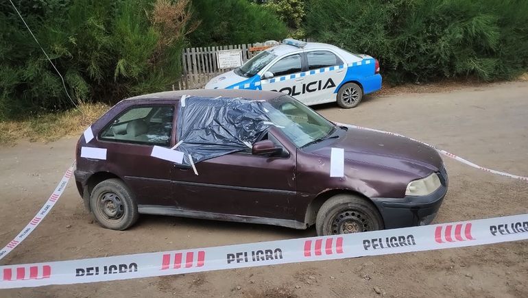 El auto del padrastro fue cubierto ante posibles lluvias en Villa La Angostura para poder peritarlo luego.