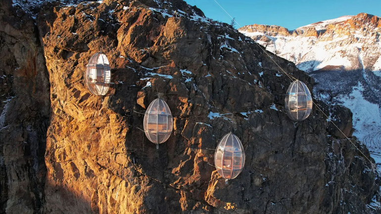 El complejo de El Chaltén tiene cuatro cápsulas donde dormir "en el aire". El complejo de El Chaltén tiene cuatro cápsulas donde dormir "en el aire".