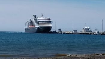El Celebrity Equinox adelantó un día su llegada y pasará la noche de martes a miércoles en el muelle Luis Piedrabuena de Puerto Madryn. El Celebrity Equinox adelantó un día su llegada y pasará la noche de martes a miércoles en el muelle Luis Piedrabuena de Puerto Madryn.