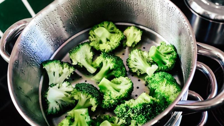 Hervir el brócoli es la forma más popular de cocinarlo, pero también de las menos recomendables. Hervir el brócoli es la forma más popular de cocinarlo, pero también de las menos recomendables.