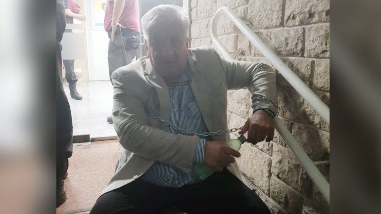 Piumato pasó 13 horas encadenado para que liberen a una funcionaria