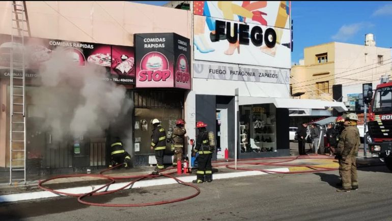 La intensa humareda en el comercio gastronómico generó temor en el centro de Comodoro Rivadavia.&nbsp;