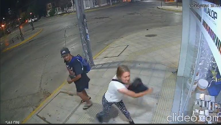 Video: pareja quedó escrachada tras reventar una vidriera céntrica para robar