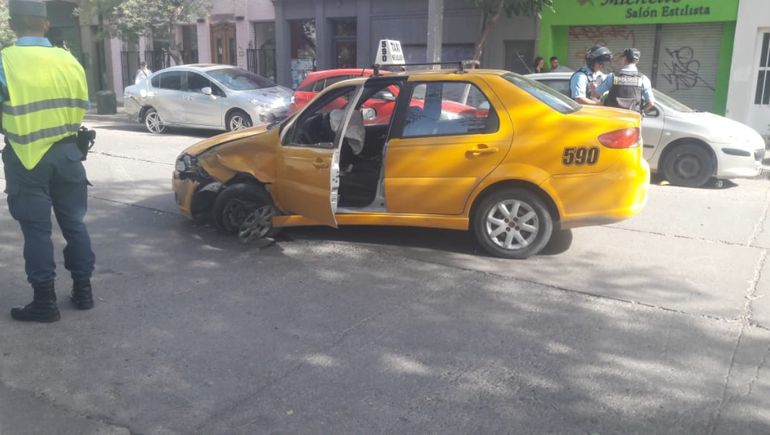 Taxista perdió el control y chocó tres autos estacionados