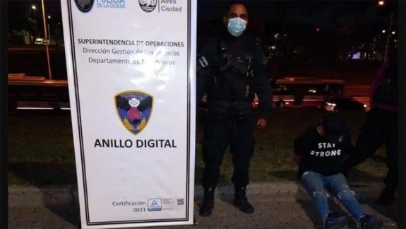 Se tirotean con policías en un shopping tras intentar robar una rueda