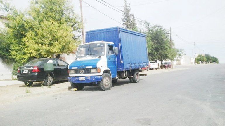 Uno de los camiones de la distribuidora Flapa que fue asaltado por la banda de los petroleros en Cutral Co.