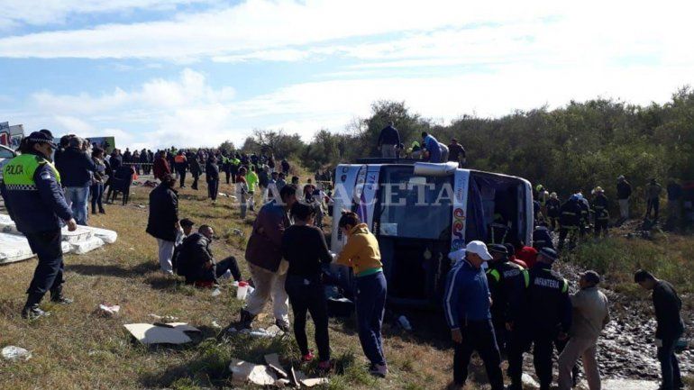Ya son 16 los muertos al volcar un colectivo con jubilados en Tucumán